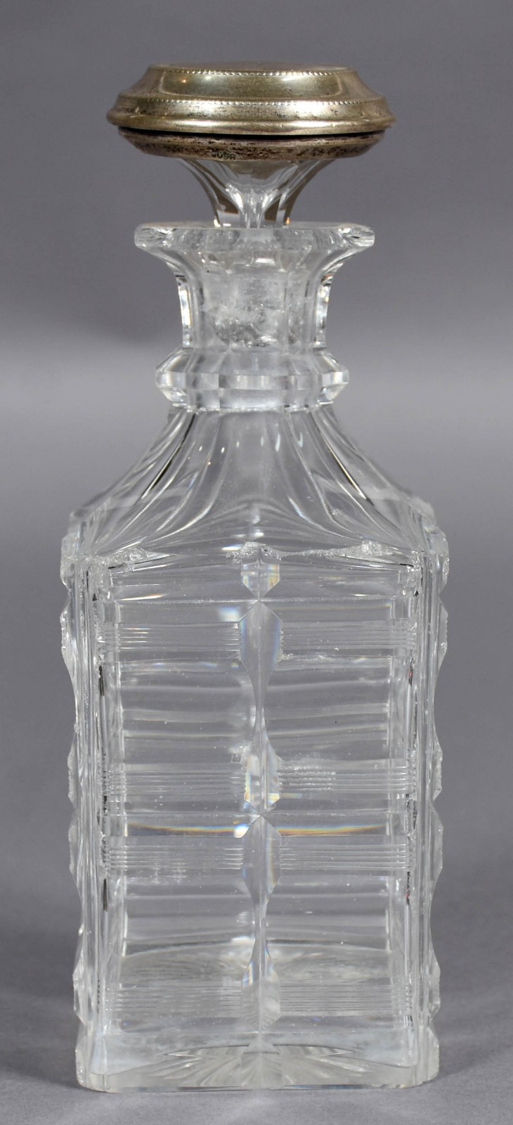 Garrafa de cristal lapidado com tampa de prata (tampa com parte... - foto 1 de 5