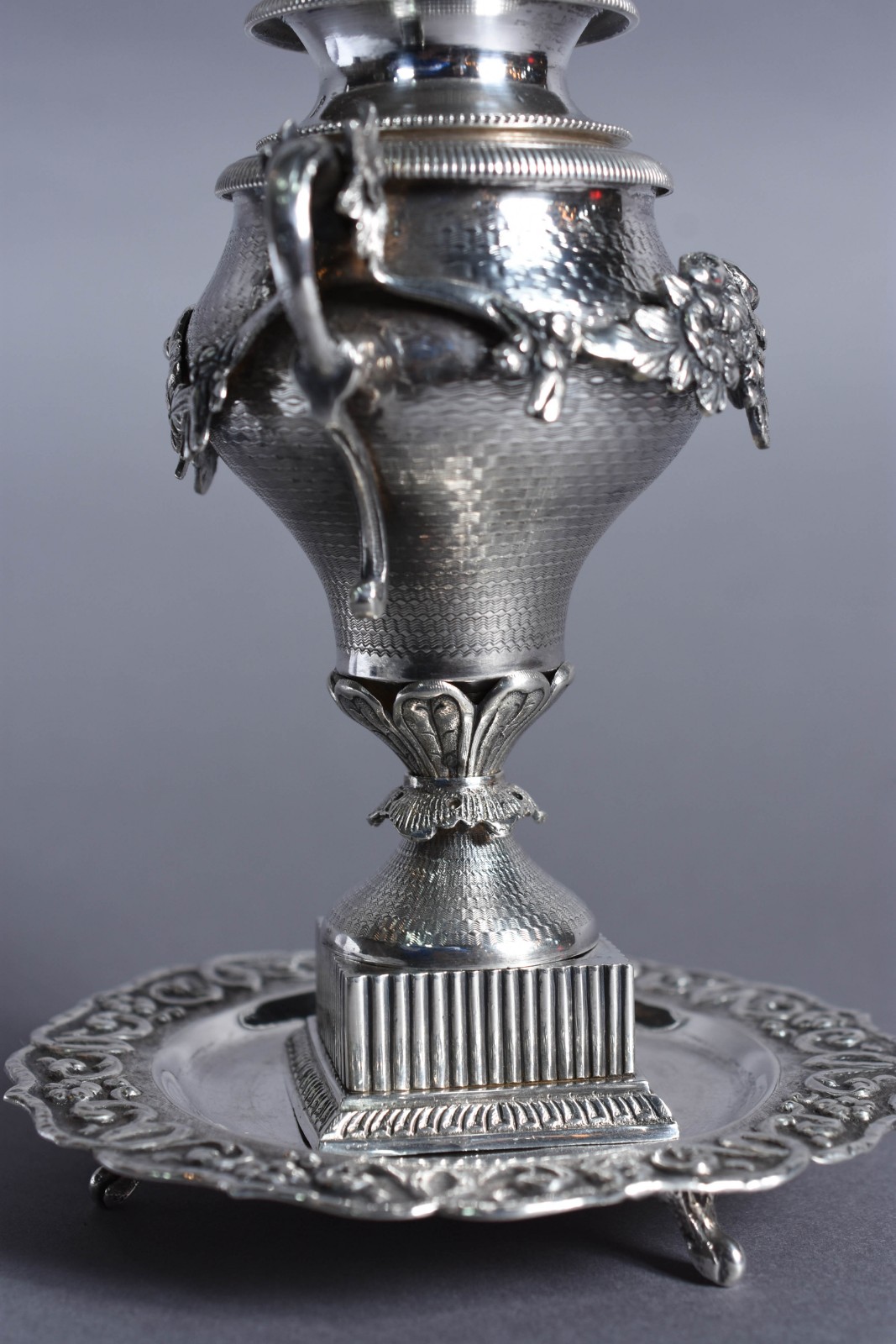 Paliteiro de prata contrastada na forma de ânfora com guirlandas... - foto 5 de 5