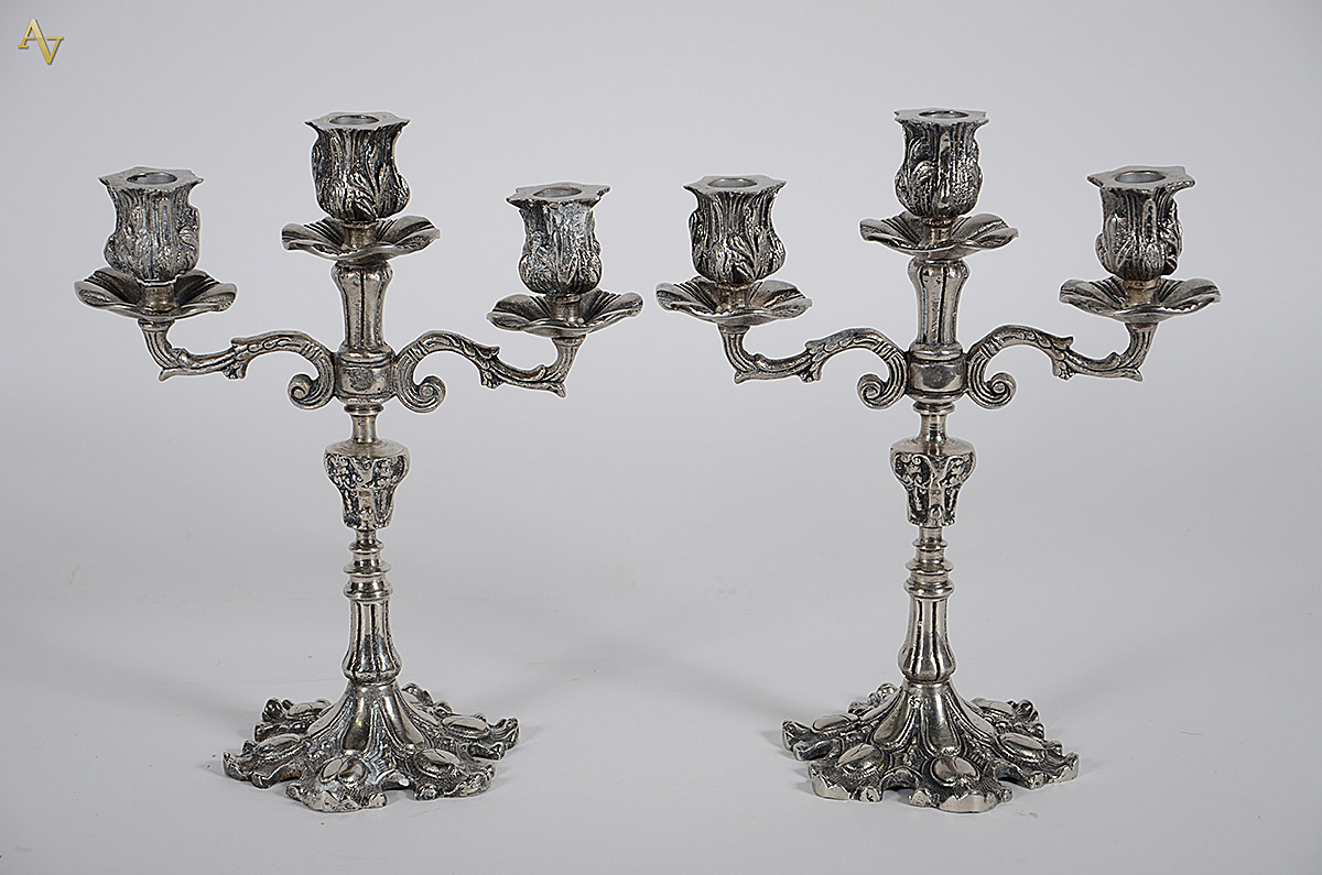 Par de candelabros em metal com banho de prata estilo D. João V...