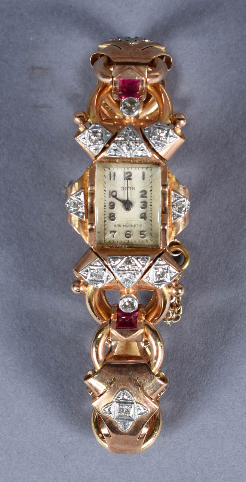 Relógio feminino de ouro com brilhantes e rubis (sem rosca). Peso... - foto 1 de 5