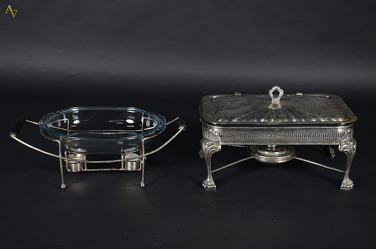 Dois rechauds de metal prateado, um retangular e outro oval, com... - foto 1 de 2