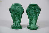 Dois pequenos jarros de cristal na cor jade com... - Dois pequenos jarros de cristal na cor jade com figuras femininas em relevo - Altura 13 cm cada.