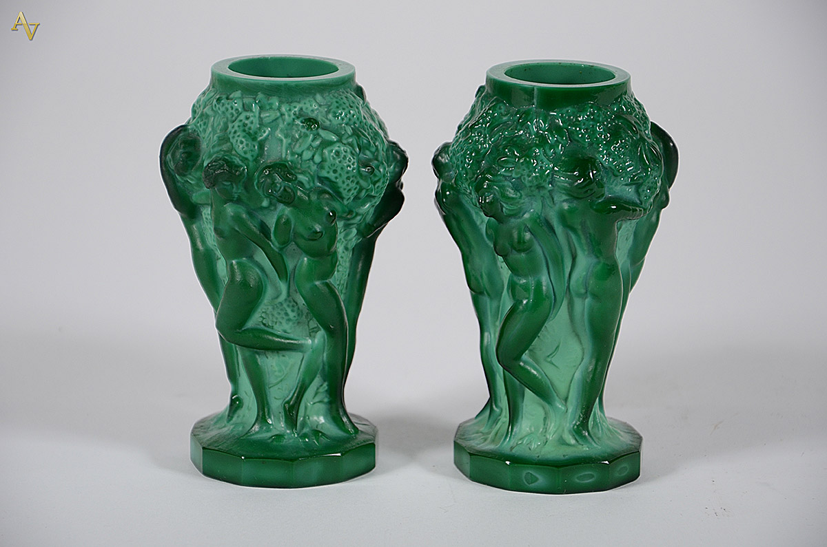 Dois pequenos jarros de cristal na cor jade com figuras femininas em...