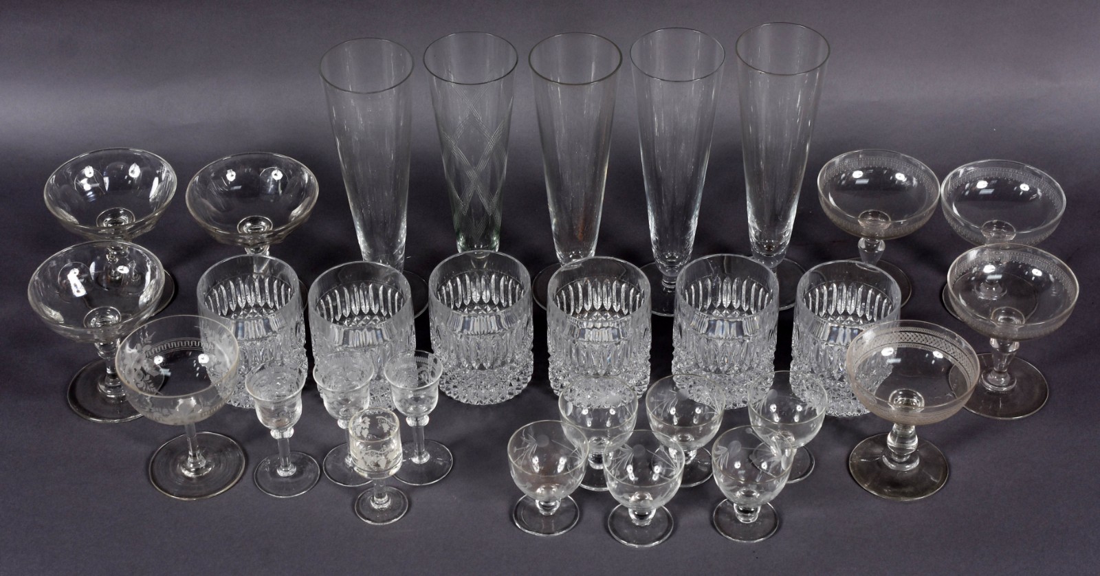 Diversos copos, sendo: 6 baixos para Whisky , 5 tulipas, 8 taças de... - foto 1 de 4