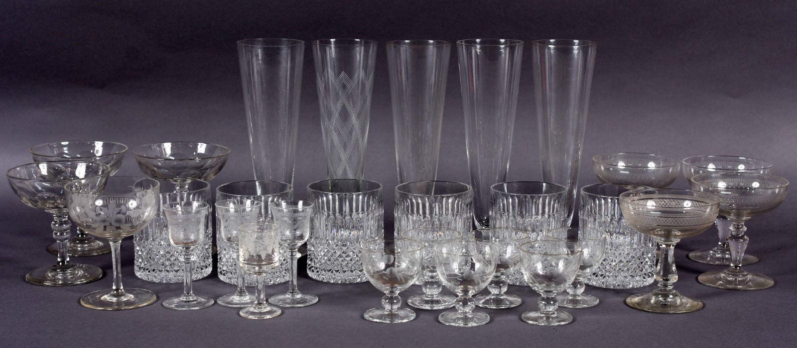 Diversos copos, sendo: 6 baixos para Whisky , 5 tulipas, 8 taças de... - foto 2 de 4