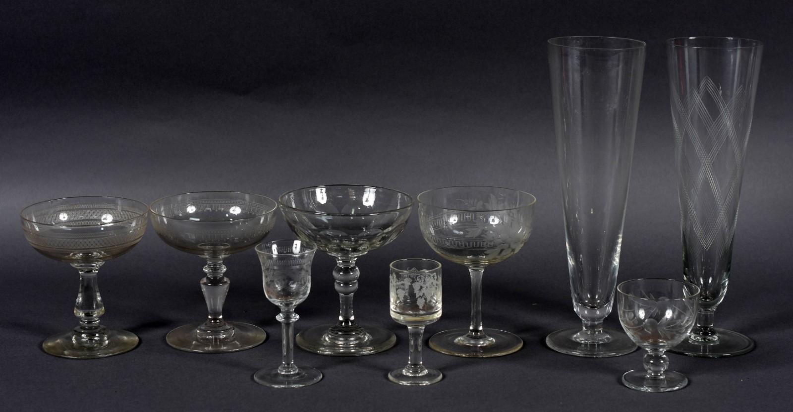 Diversos copos, sendo: 6 baixos para Whisky , 5 tulipas, 8 taças de... - foto 4 de 4