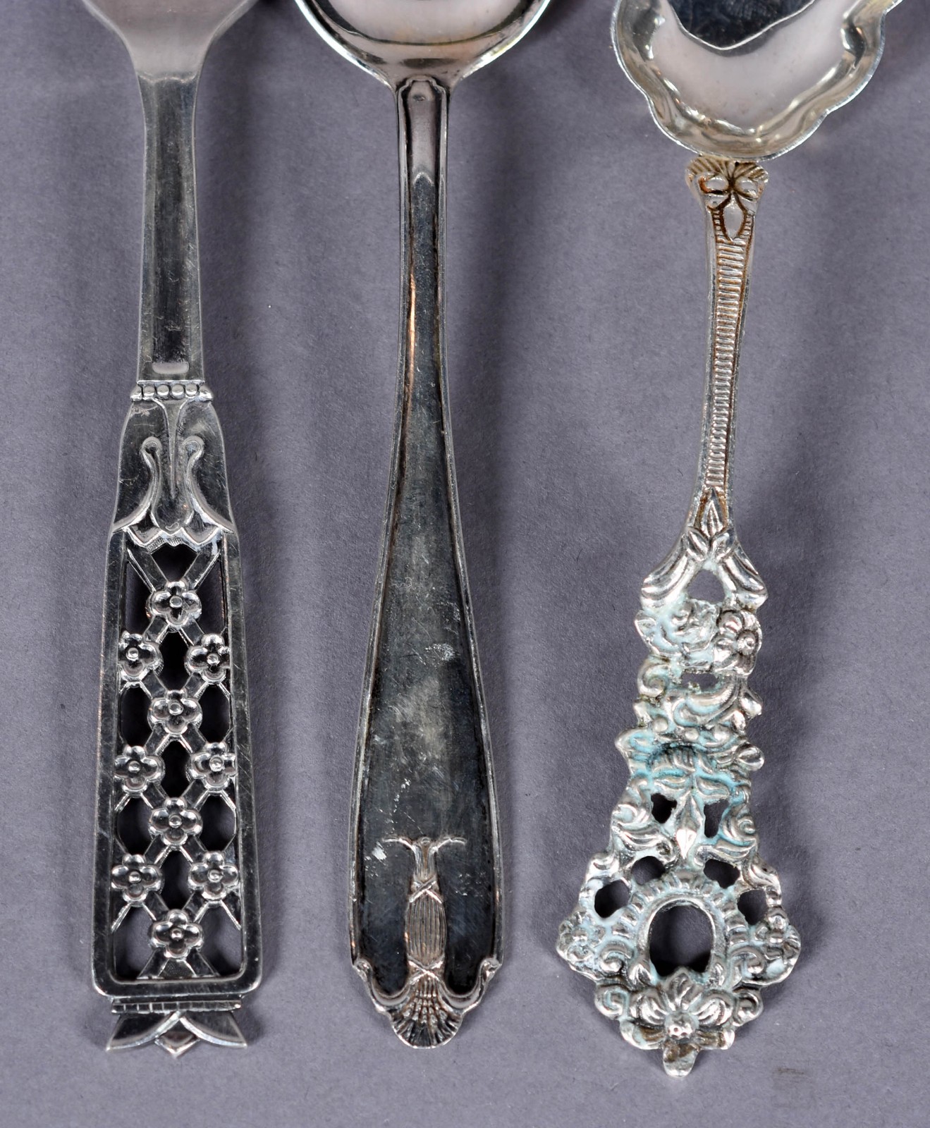 Dois conjuntos de metal, sendo: 12 garfinhos, 12 faquinhas com cabo... - foto 2 de 8