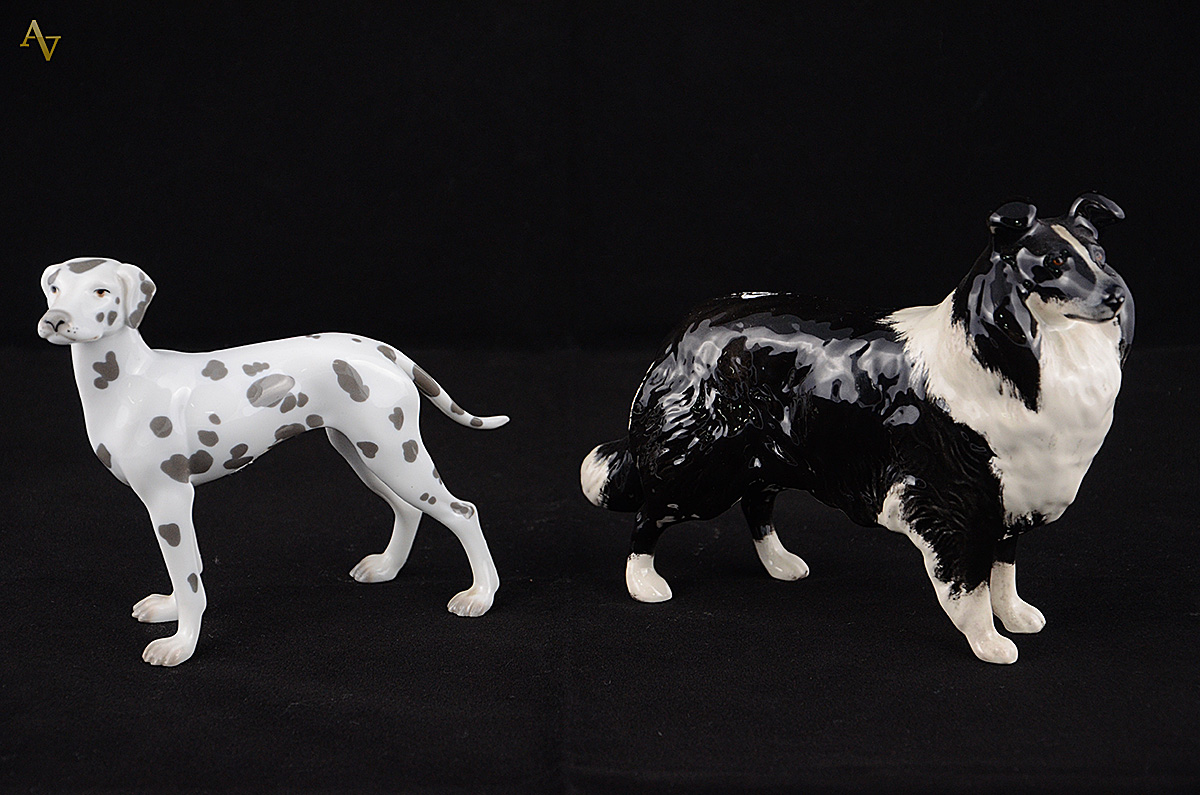 Duas estatuetas de Porcelana inglesa Beswick representando cachorros...