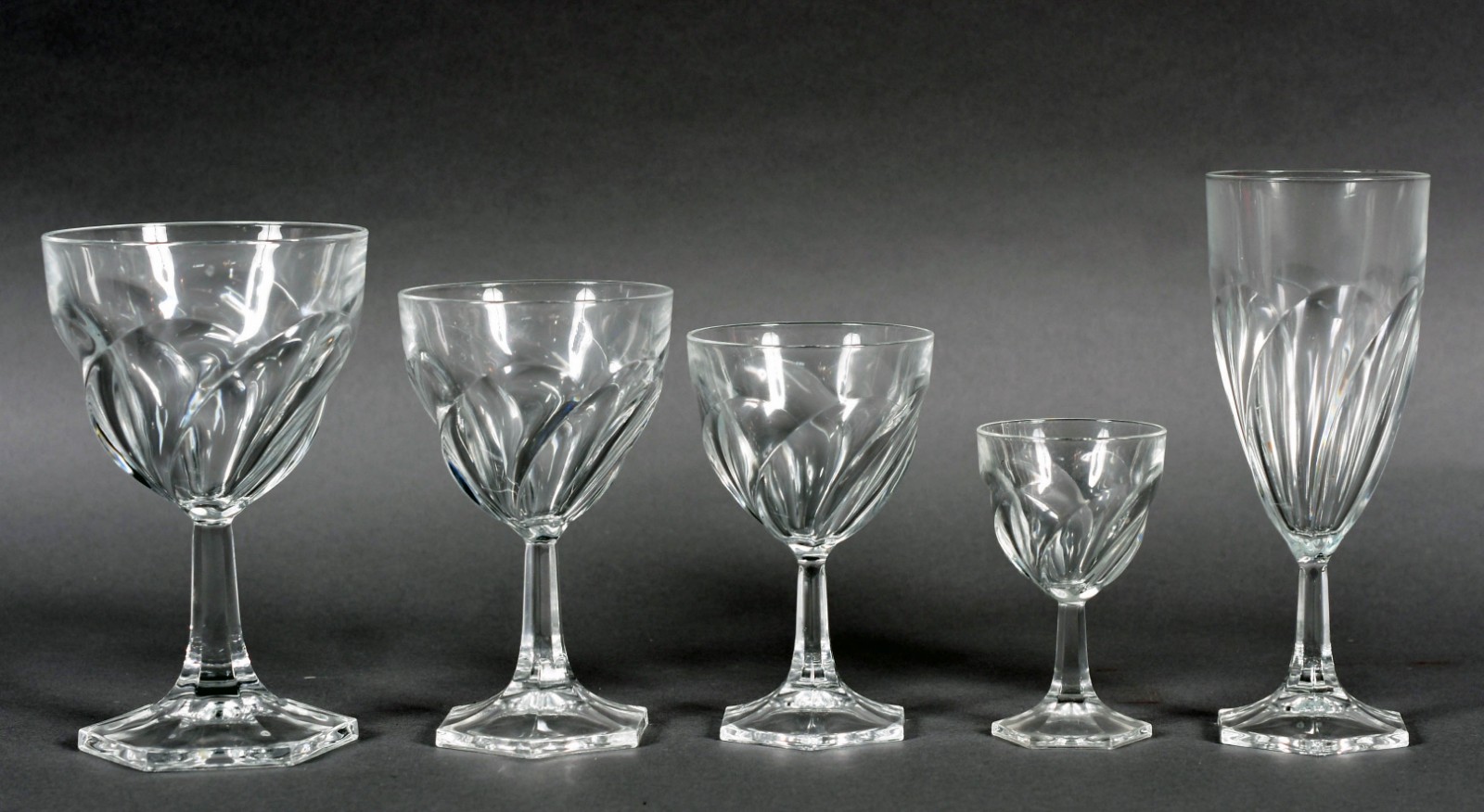 Serviço de copos de cristal retorcido composto de: 12 para água, 12... - foto 2 de 7