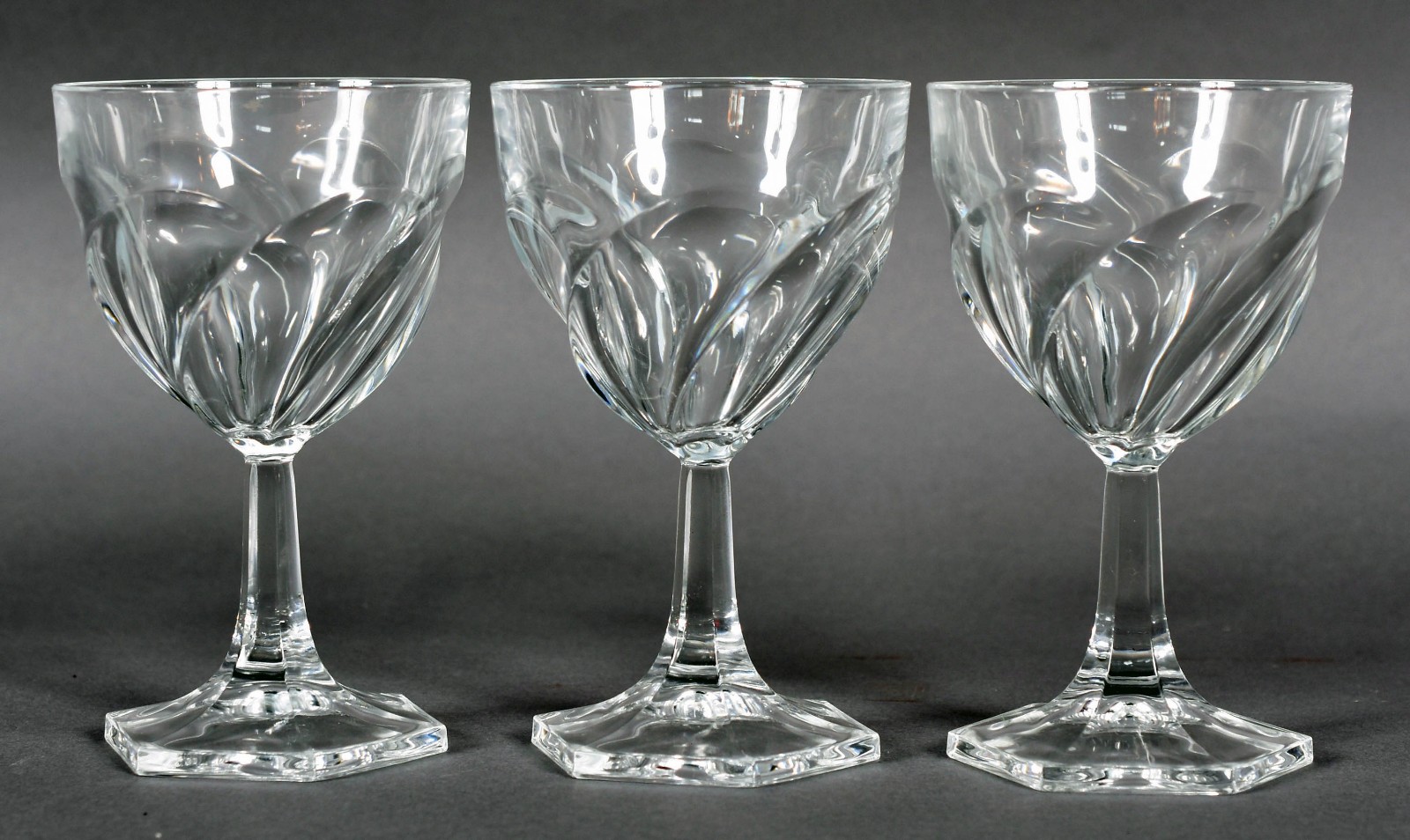 Serviço de copos de cristal retorcido composto de: 12 para água, 12... - foto 4 de 7
