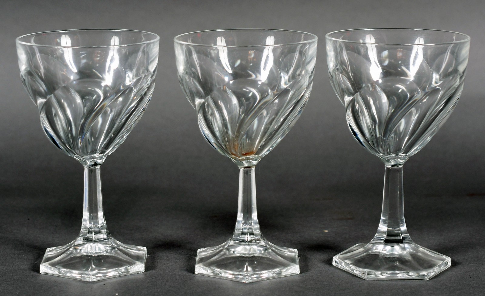 Serviço de copos de cristal retorcido composto de: 12 para água, 12... - foto 5 de 7