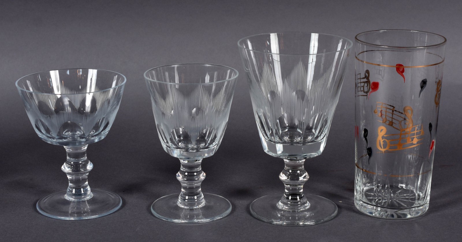 Diversos copos sendo: 8 para whisky (modelos diferentes); 11 taças de... - foto 4 de 4