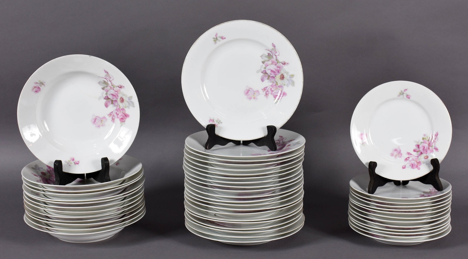 Aparelho de jantar de porcelana tcheca, composto de : 21 pratos rasos... - foto 2 de 8