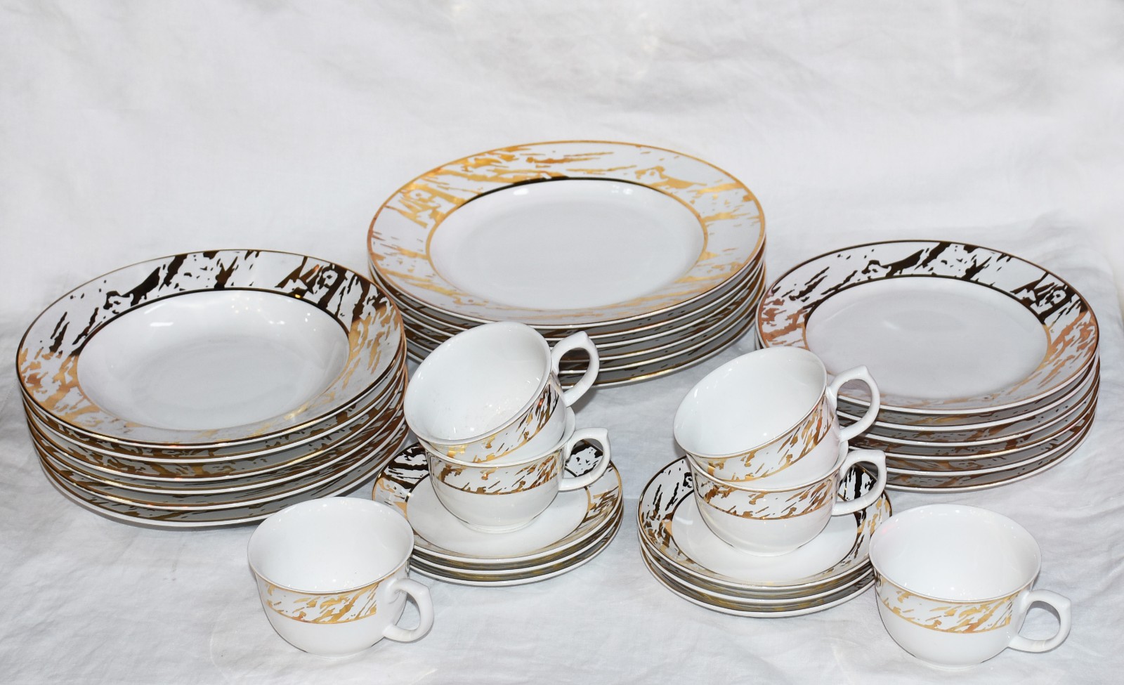 Conjunto para chá e jantar de porcelana nacional Oxford na cor branca... - foto 2 de 5