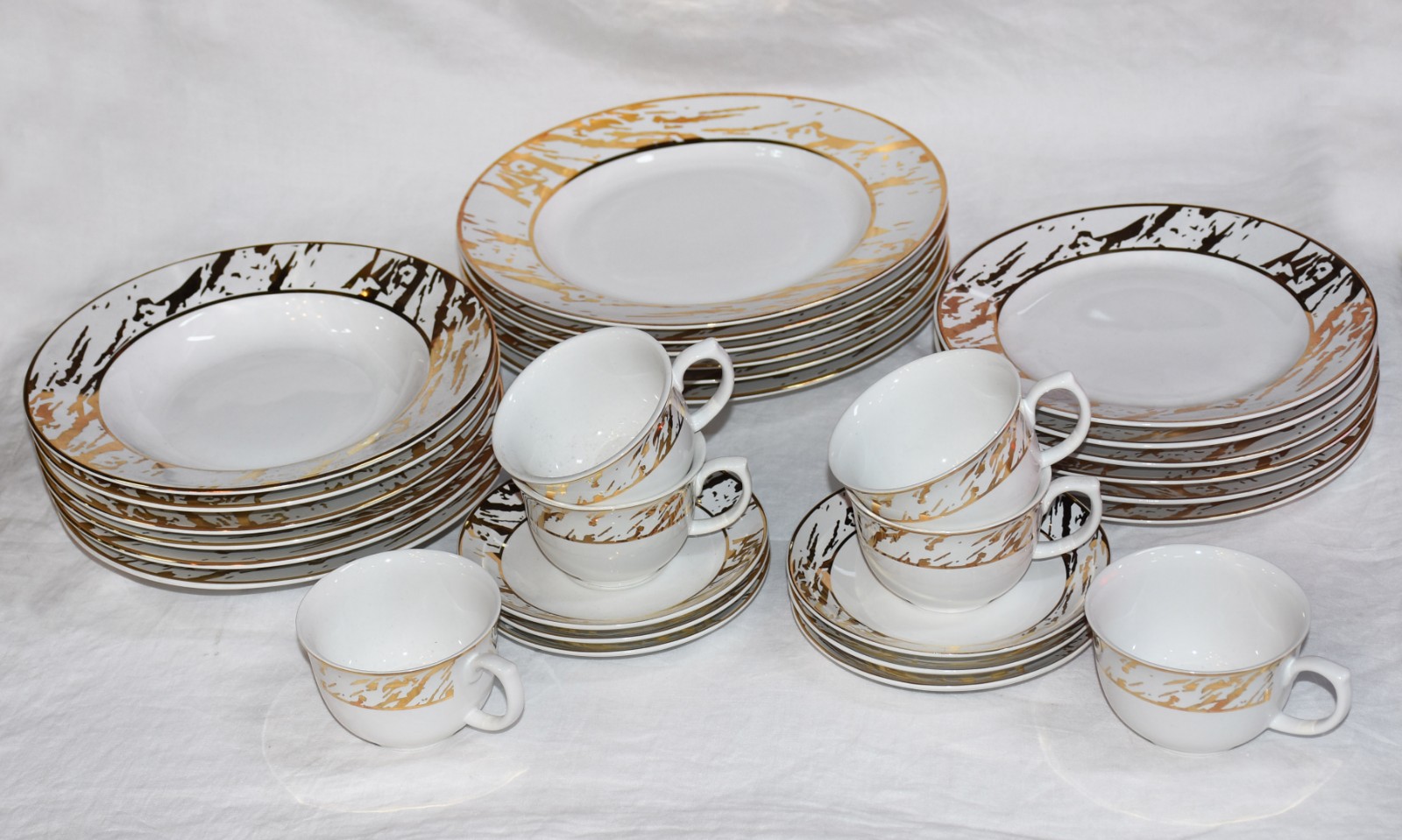 Conjunto para chá e jantar de porcelana nacional Oxford na cor branca... - foto 1 de 5