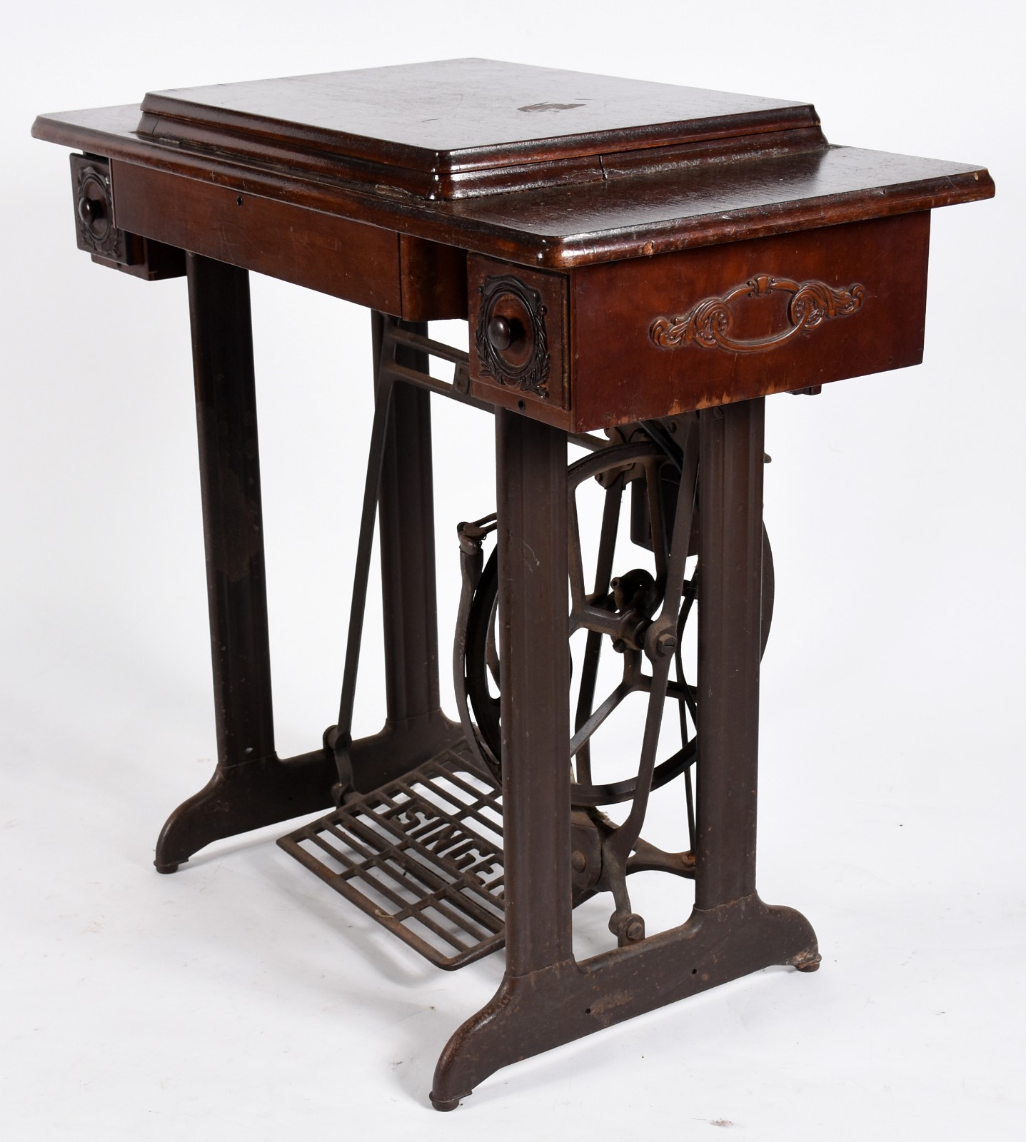 Mesa de madeira nobre para máquina de costura, pedal de metal com a... - foto 3 de 7