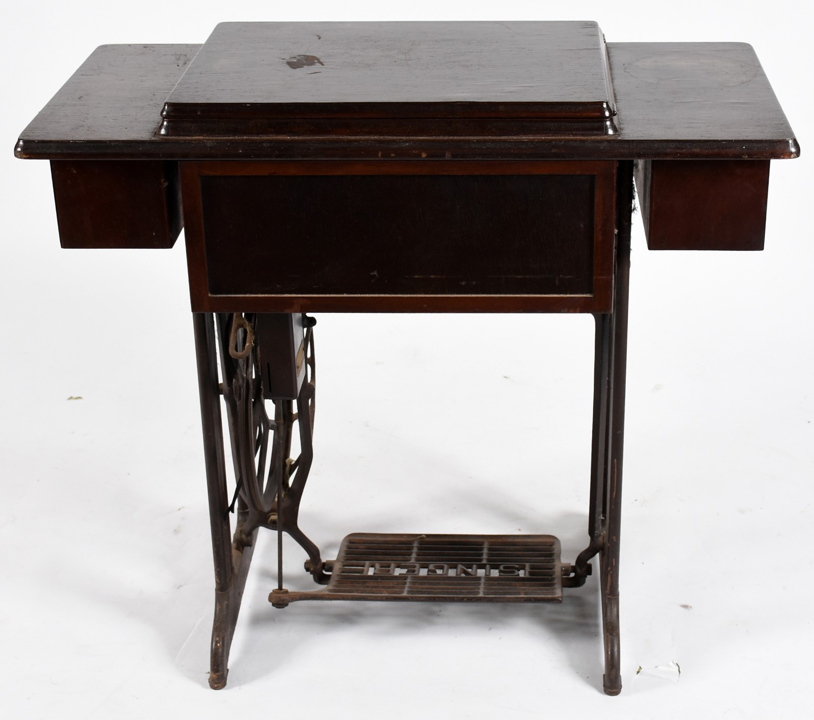 Mesa de madeira nobre para máquina de costura, pedal de metal com a... - foto 5 de 7