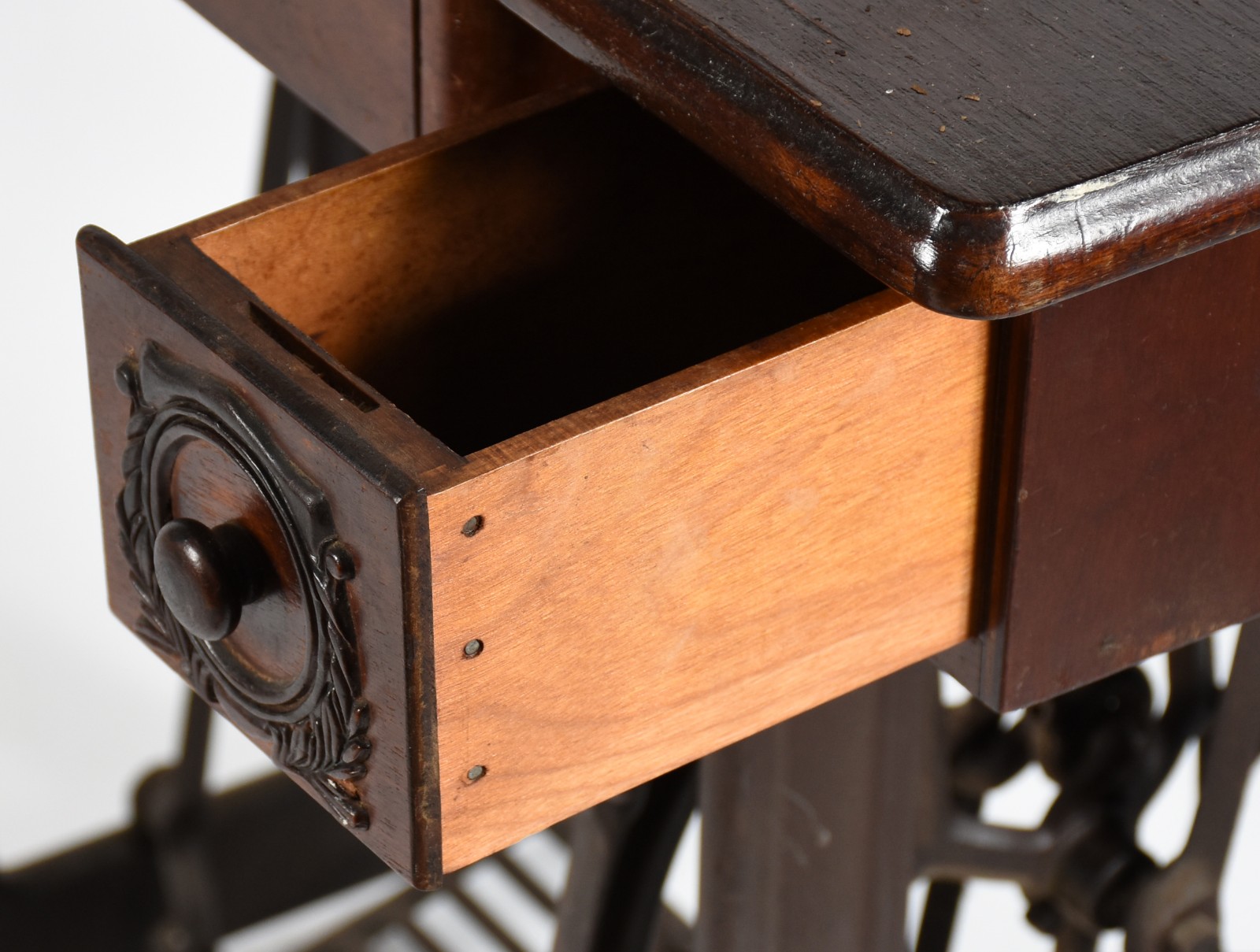 Mesa de madeira nobre para máquina de costura, pedal de metal com a... - foto 6 de 7