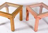 Par de mesas de madeira nobre com design ao gos... - Par de mesas de madeira nobre com design ao gosto oriental, em patinas de cores diferentes e com descascados em pequenas partes, tampos de vidro.