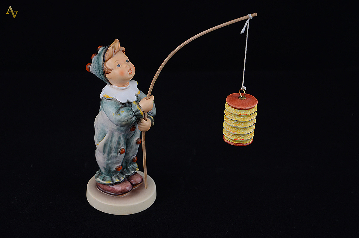 Estatueta de porcelana Goebel representando menino com luminária... - foto 1 de 2
