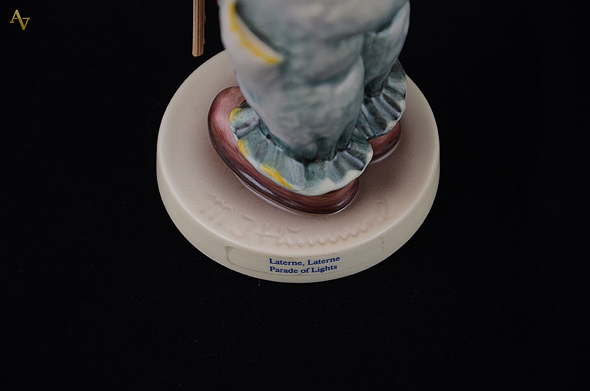Estatueta de porcelana Goebel representando menino com luminária... - foto 2 de 2