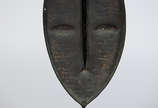 Máscara de bronze com base de mármore. Altura t... - Máscara de bronze com base de mármore. Altura total 58 cm.