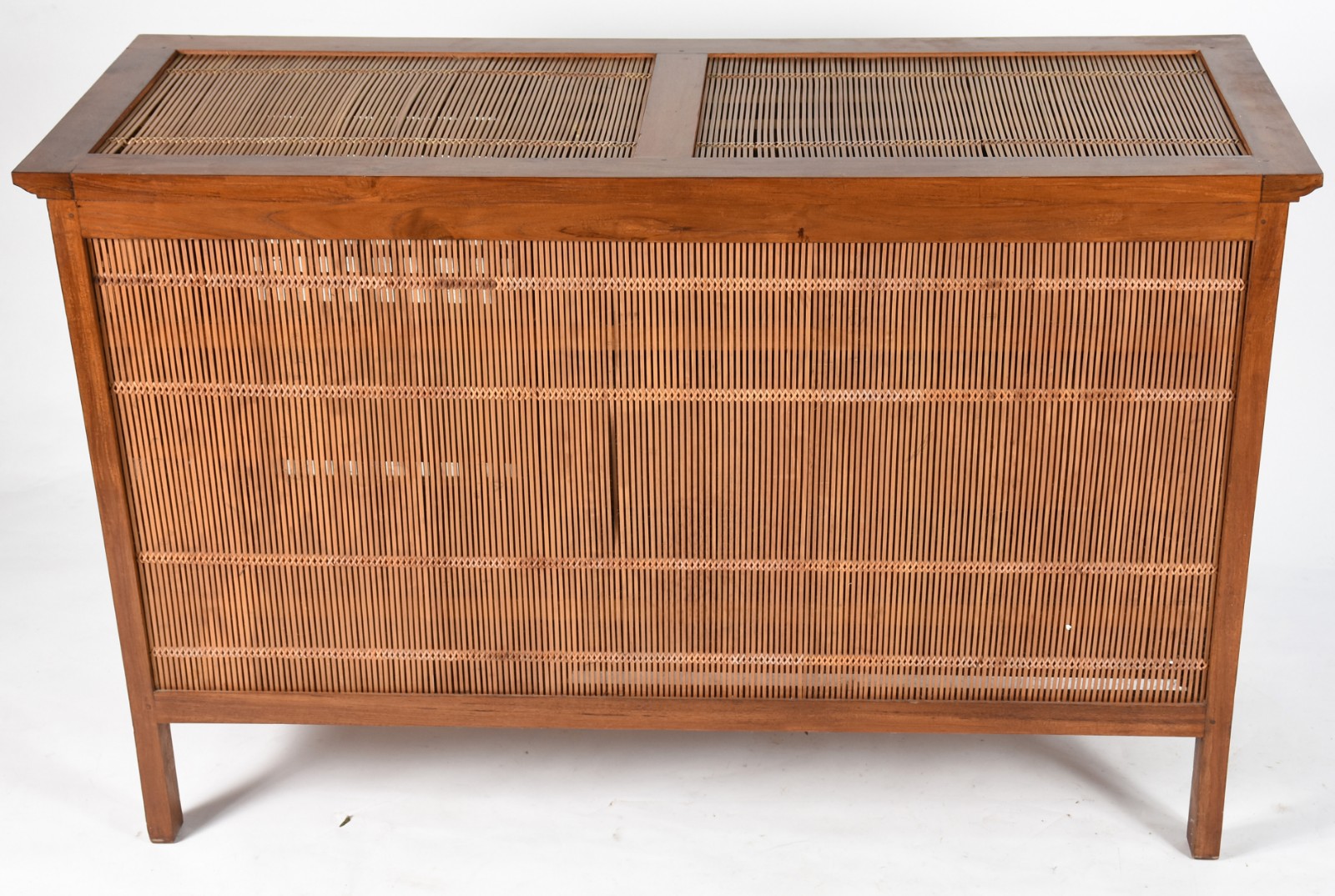 Cômoda de madeira com vazados, tendo 3 gavetões e uma porta com... - foto 4 de 4