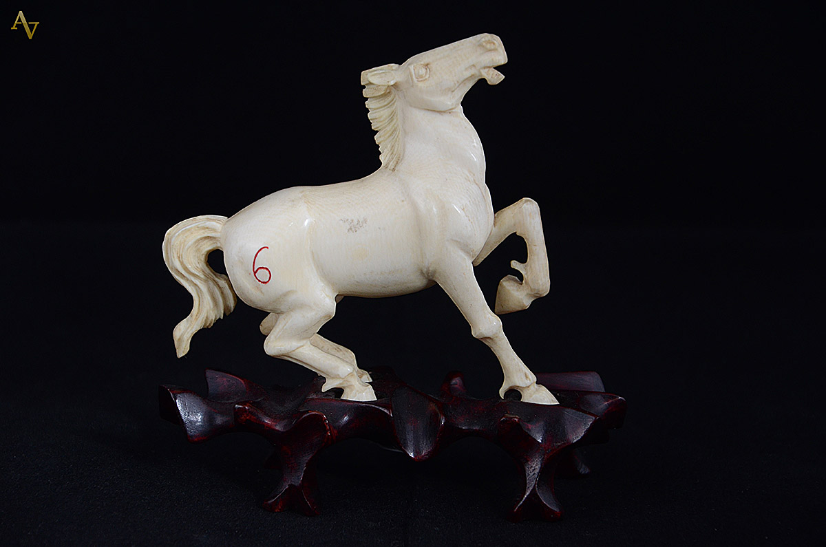 Cavalo de marfim medindo 12 cm de altura.