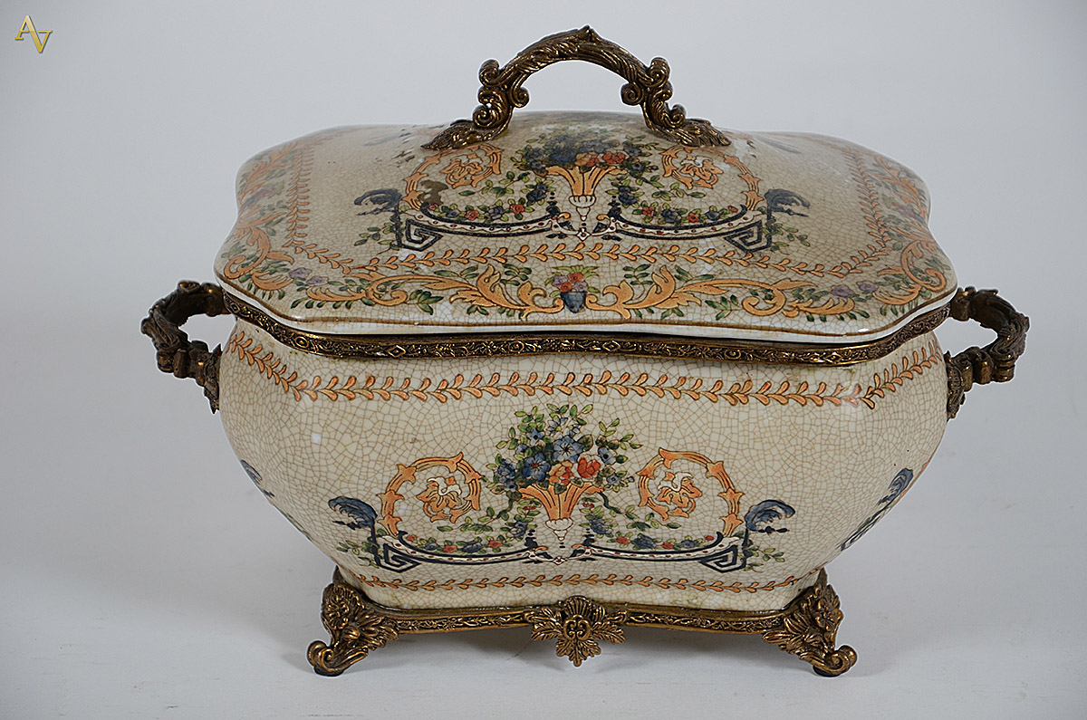 Sopeira de porcelana oriental policromada com guarnição de bronze... - foto 1 de 2