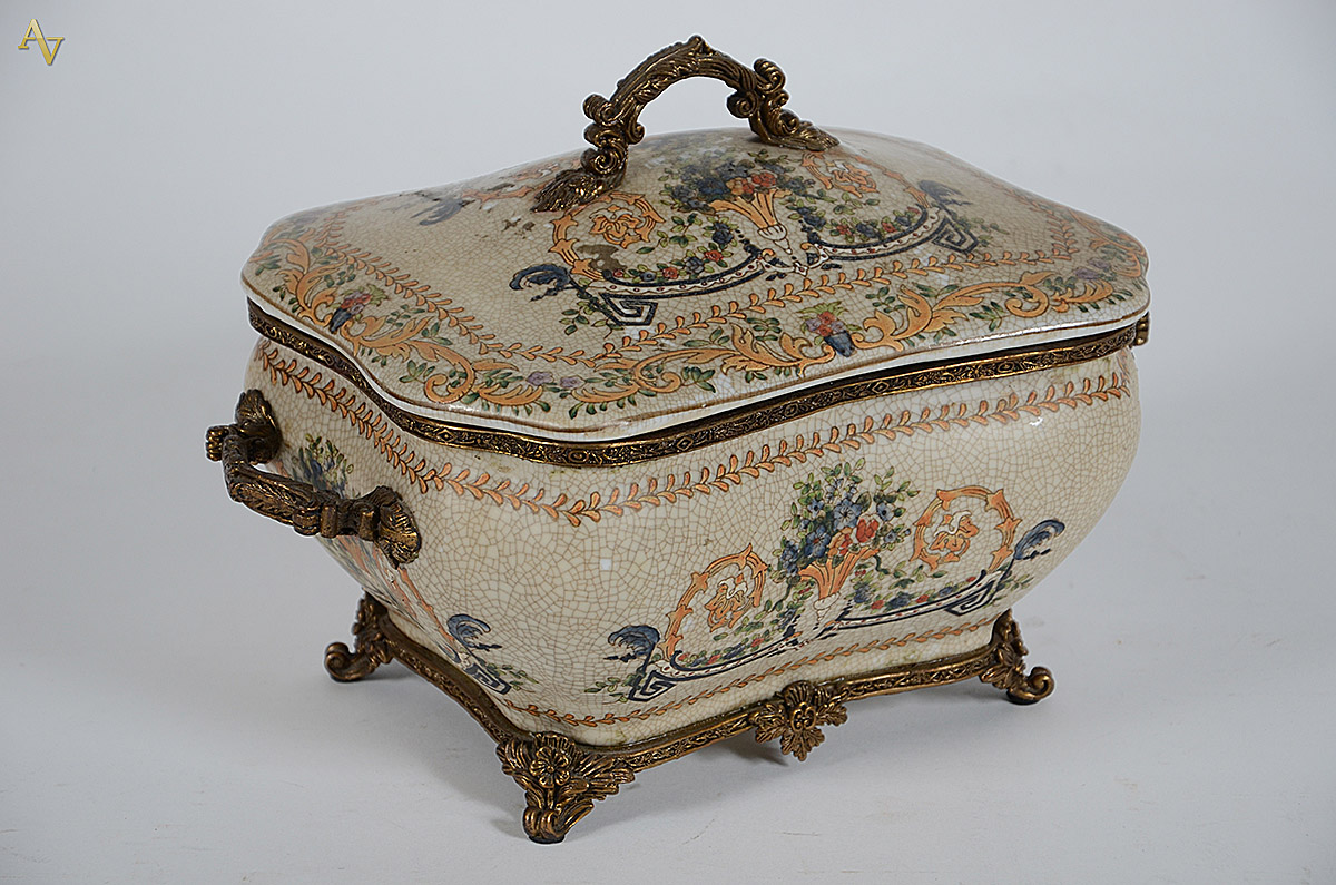 Sopeira de porcelana oriental policromada com guarnição de bronze... - foto 2 de 2