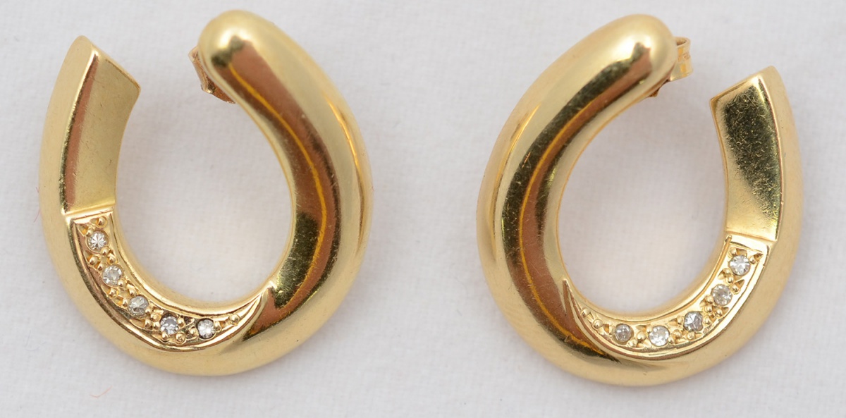 Par de brincos de ouro amarelo 18 k com 10 brilhantes. Peso total 7,5...