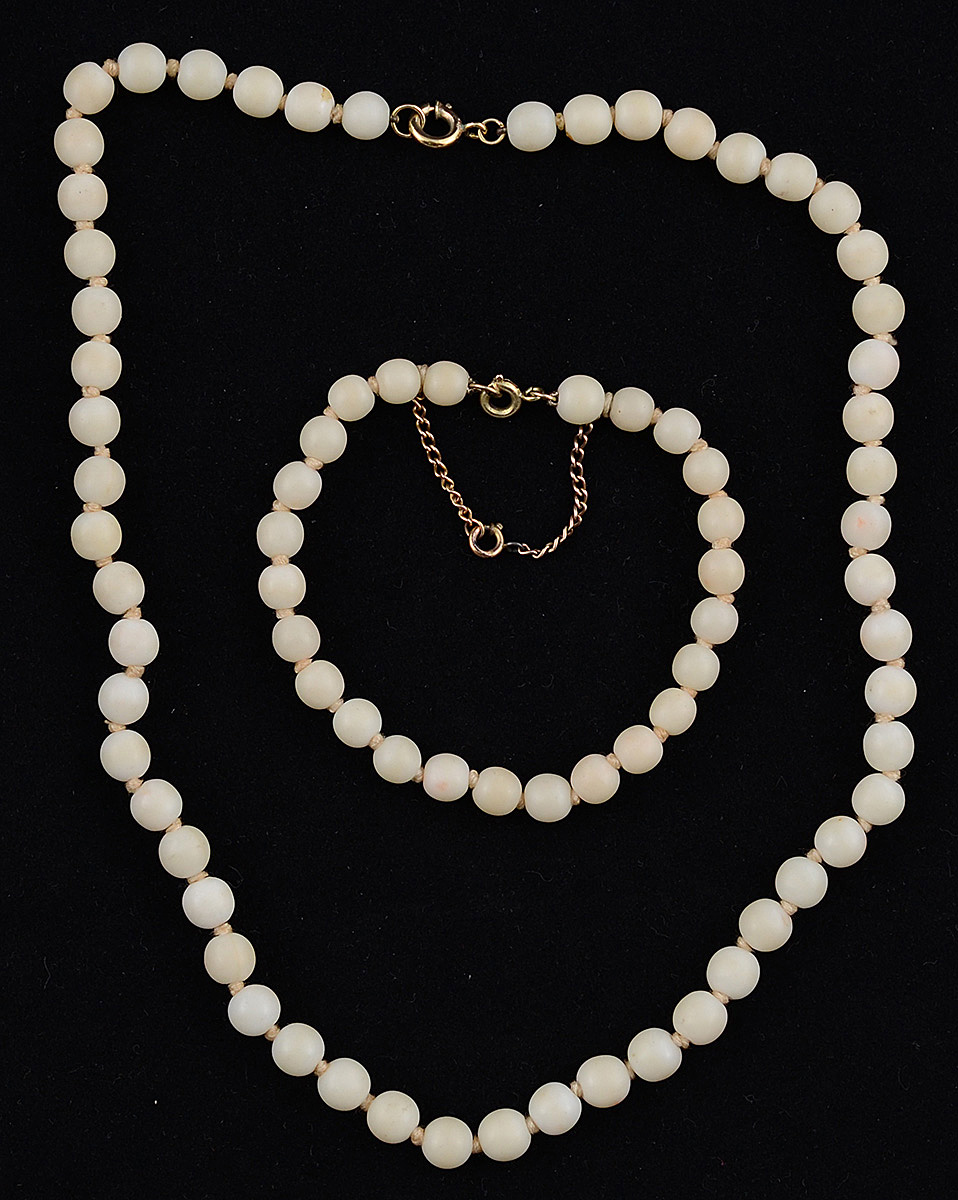 Conjunto de colar e pulseira com contas de coral branco turco. Fechos...