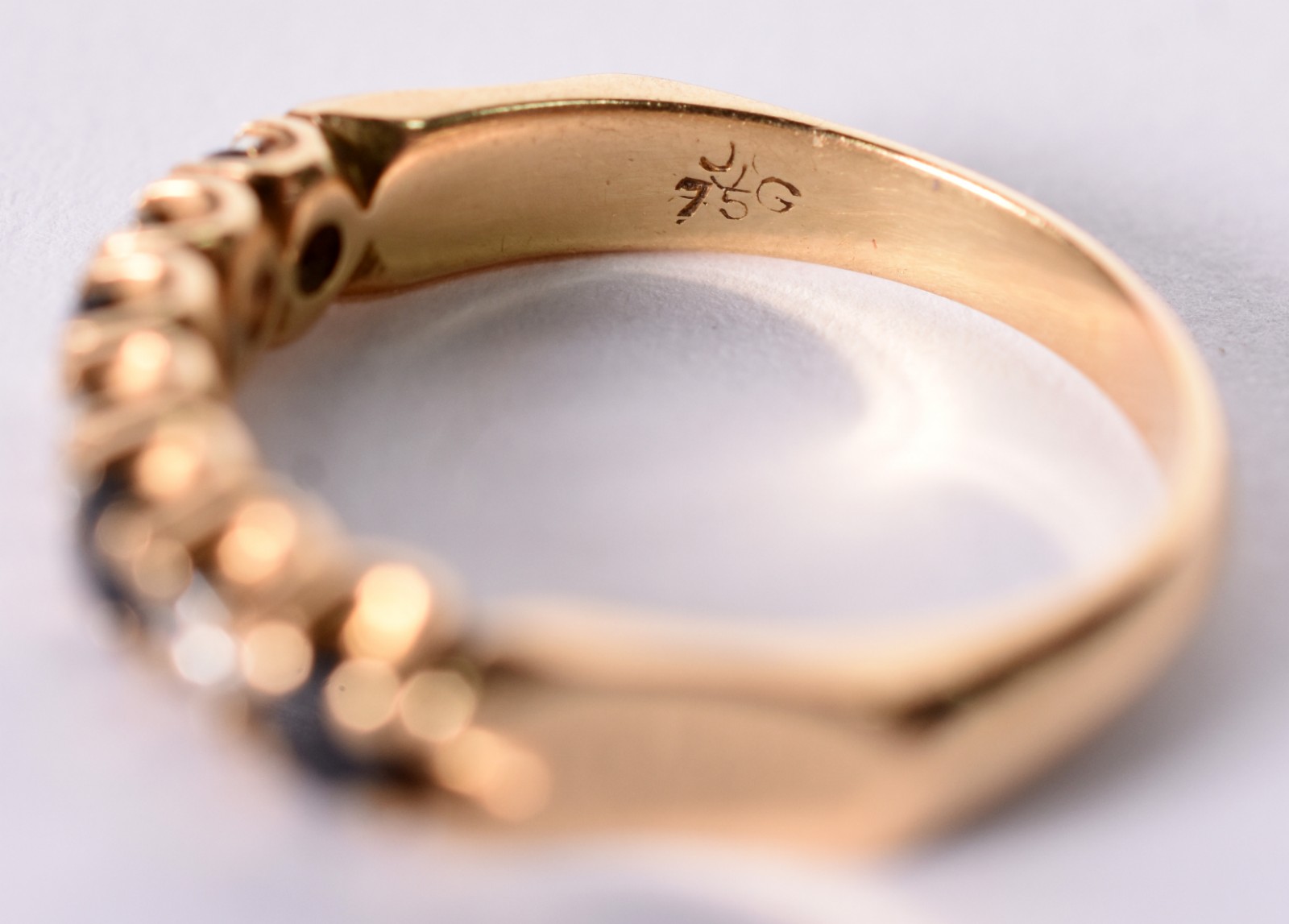 Anel de ouro 18 k com três brilhantes e quatro safiras azuis, aro 18... - foto 4 de 5