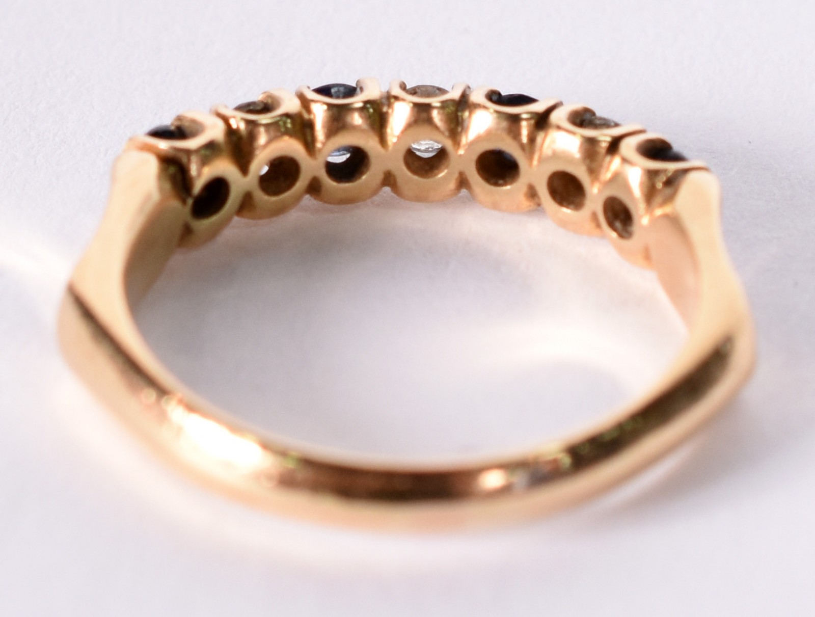 Anel de ouro 18 k com três brilhantes e quatro safiras azuis, aro 18... - foto 5 de 5