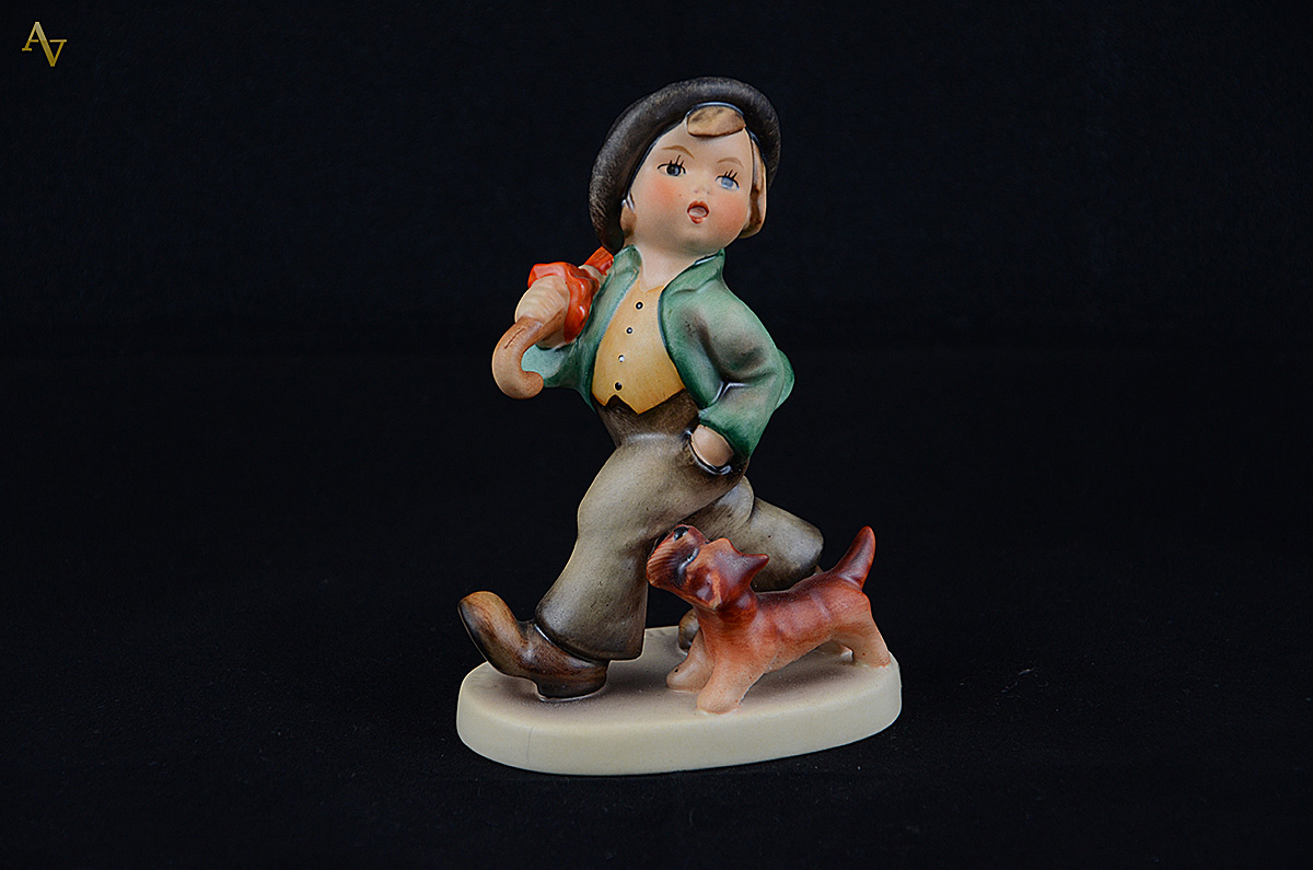 Peça de porcelana Goebel representando menino com cachorro. Altura 12... - foto 1 de 2
