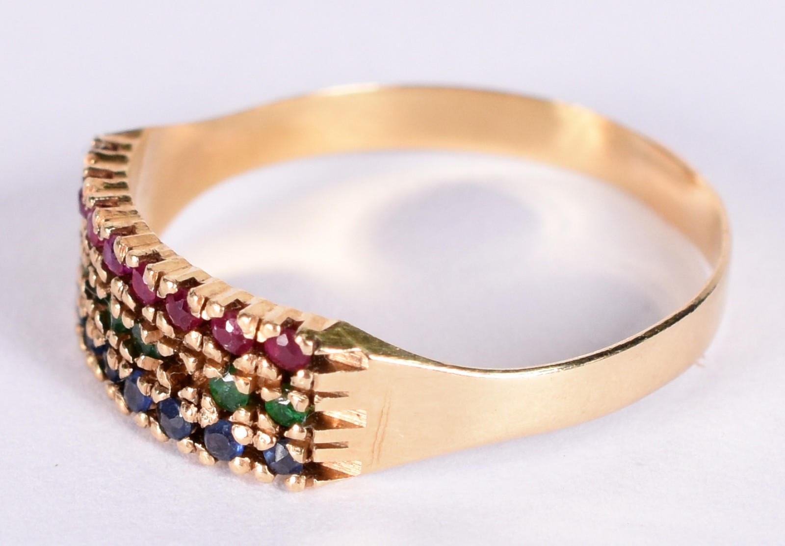Anel de ouro 18 k com esmeraldas e rubi, aro 16 (Por motivos de... - foto 2 de 3