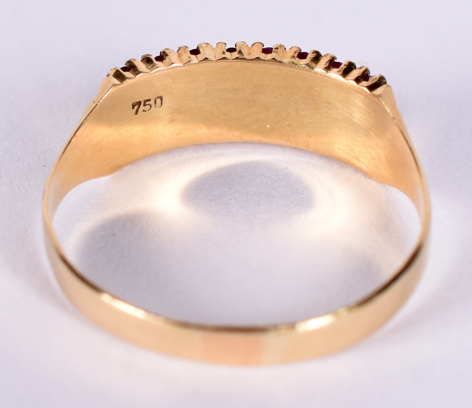 Anel de ouro 18 k com esmeraldas e rubi, aro 16 (Por motivos de... - foto 3 de 3
