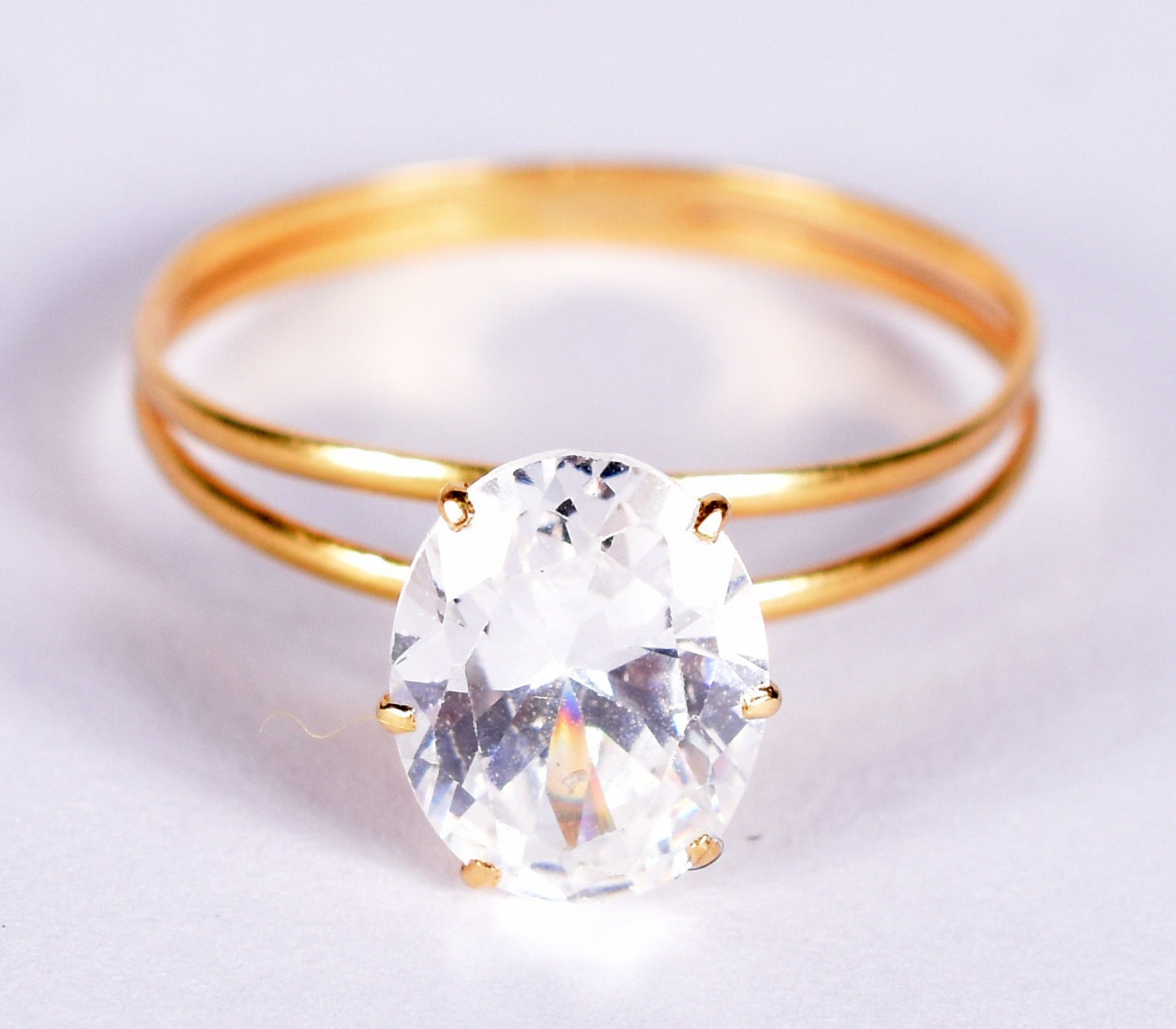 Anel de ouro 18 k com uma safira oval, aro 16 (Por motivos de... - foto 1 de 3
