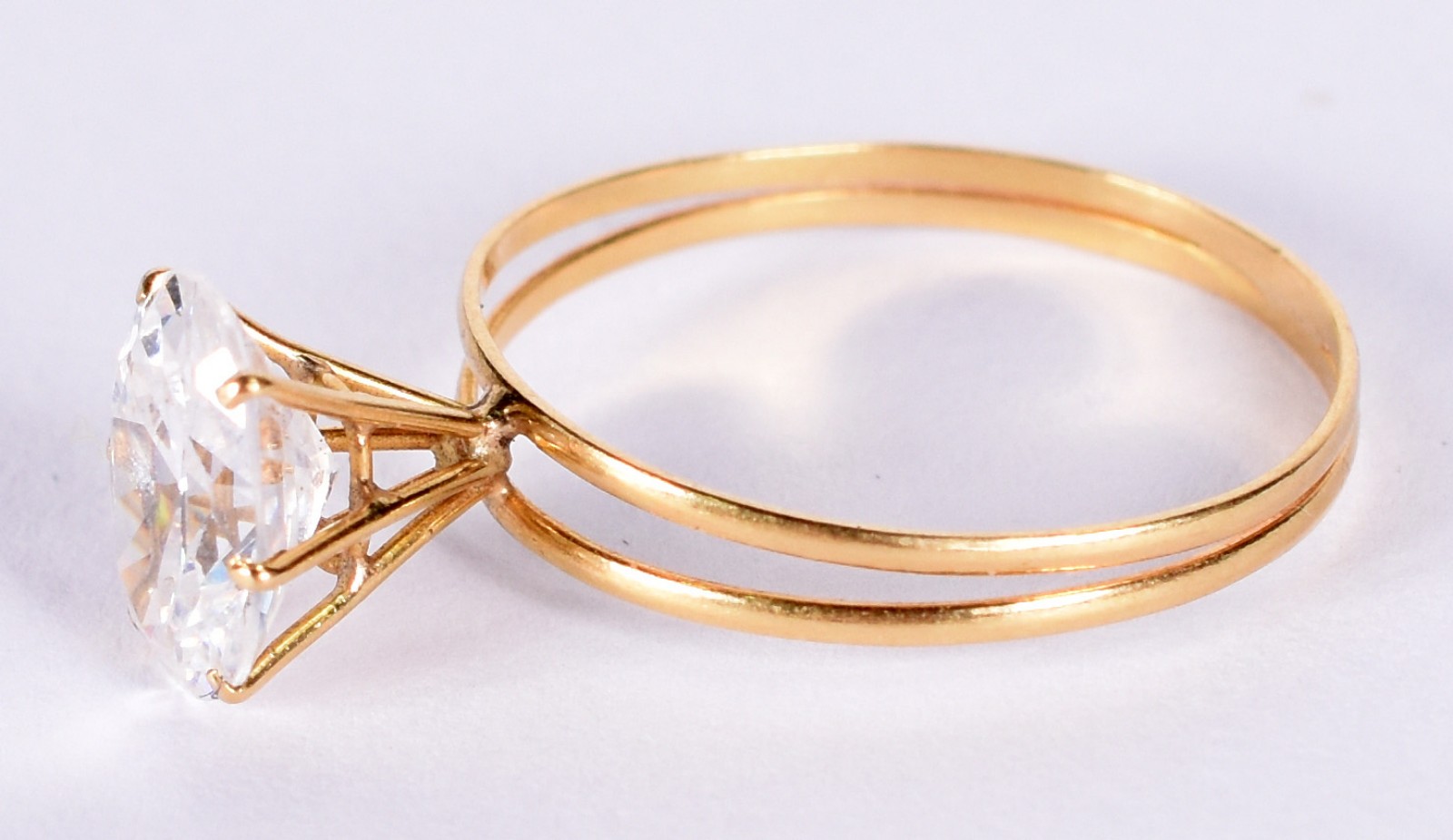 Anel de ouro 18 k com uma safira oval, aro 16 (Por motivos de... - foto 2 de 3