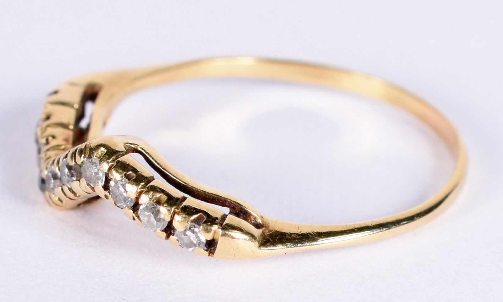 Anel de ouro 18 k com dez brilhantes de aproximadamente 0,20ct. aro... - foto 2 de 3