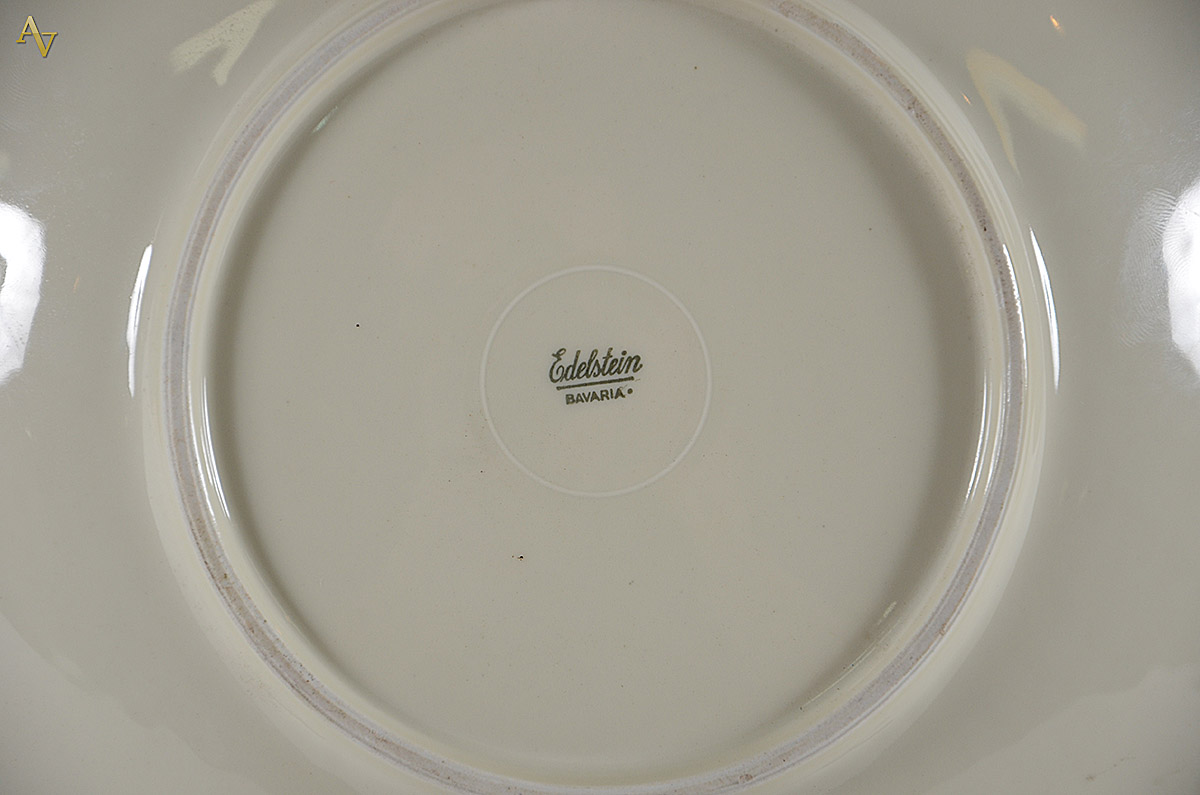 Medalhão de porcelana da Bavária com cenas do Paraíso em policromia... - foto 2 de 2