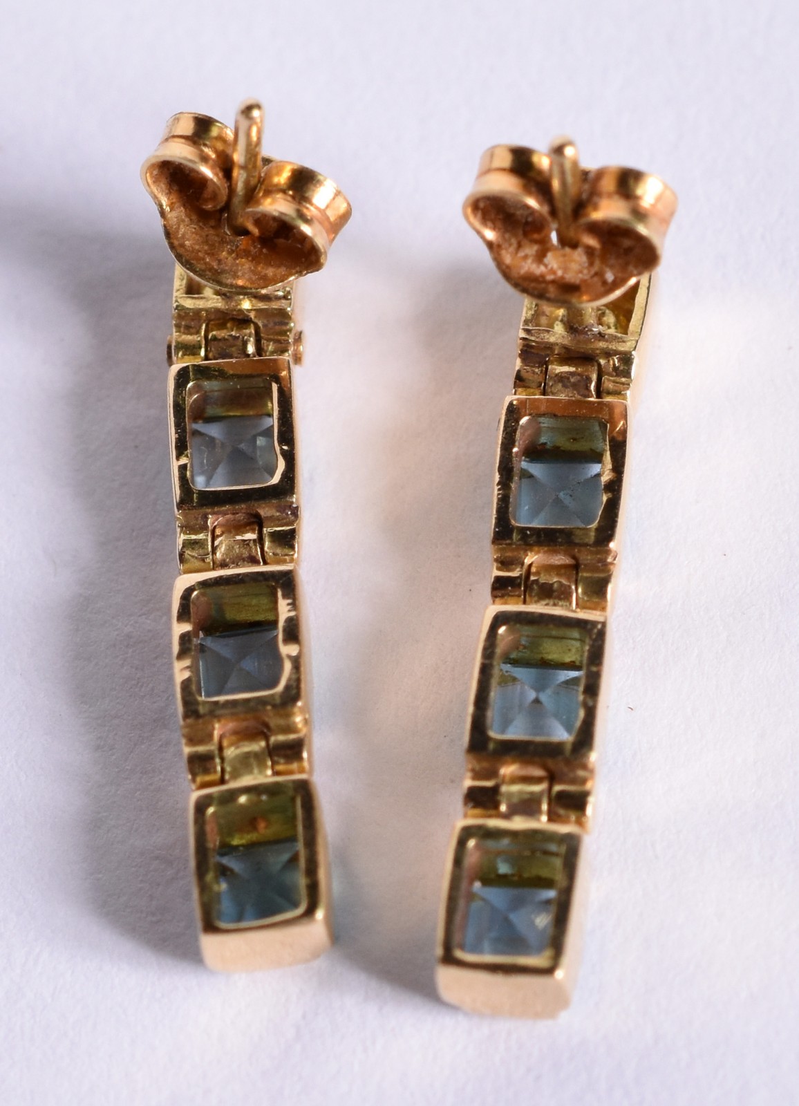 Par de brincos de ouro 18 k com topázios azuis e dois brilhantes (Por... - foto 2 de 3