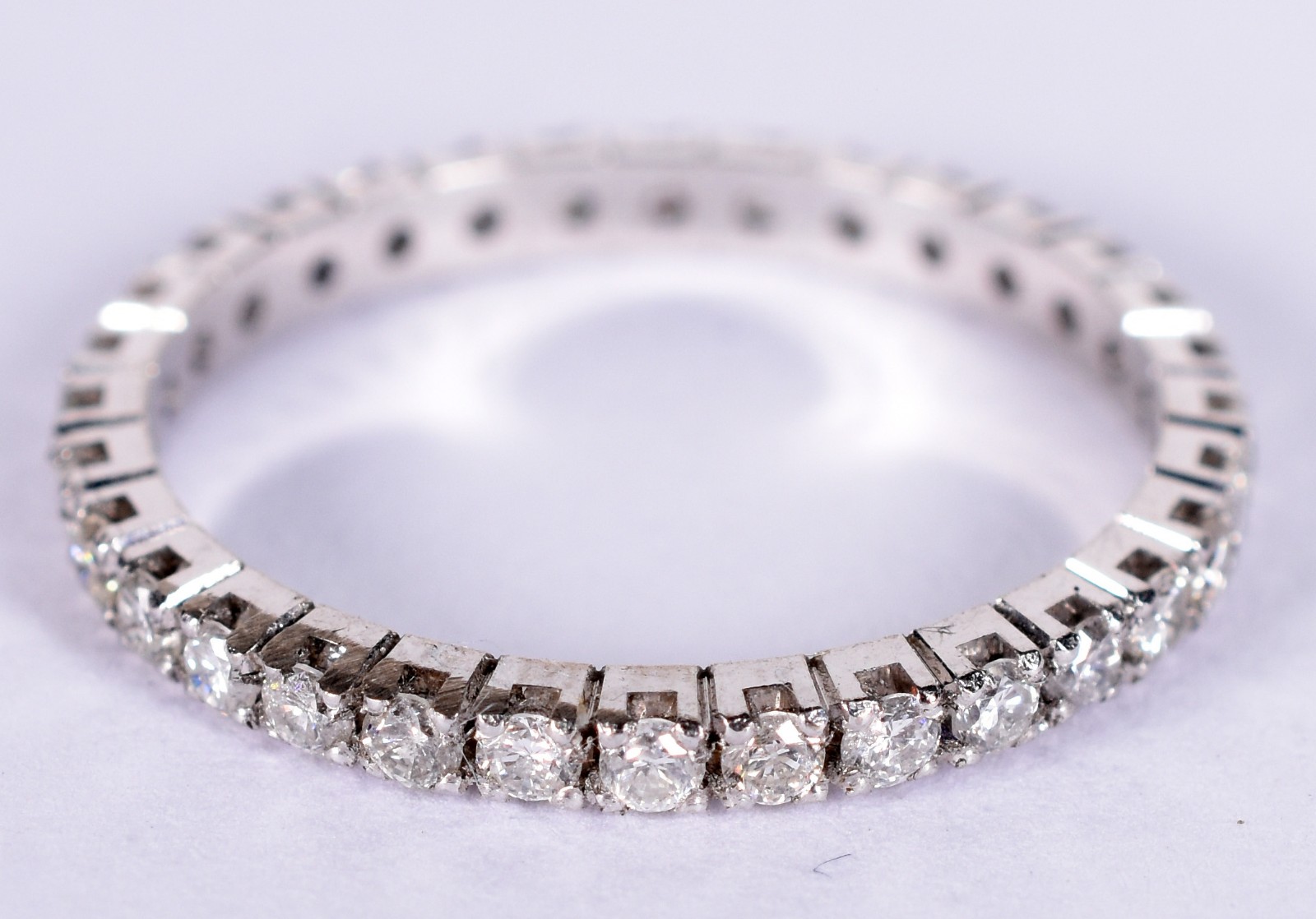 Aliança completa de ouro branco com trinta brilhantes de... - foto 1 de 2