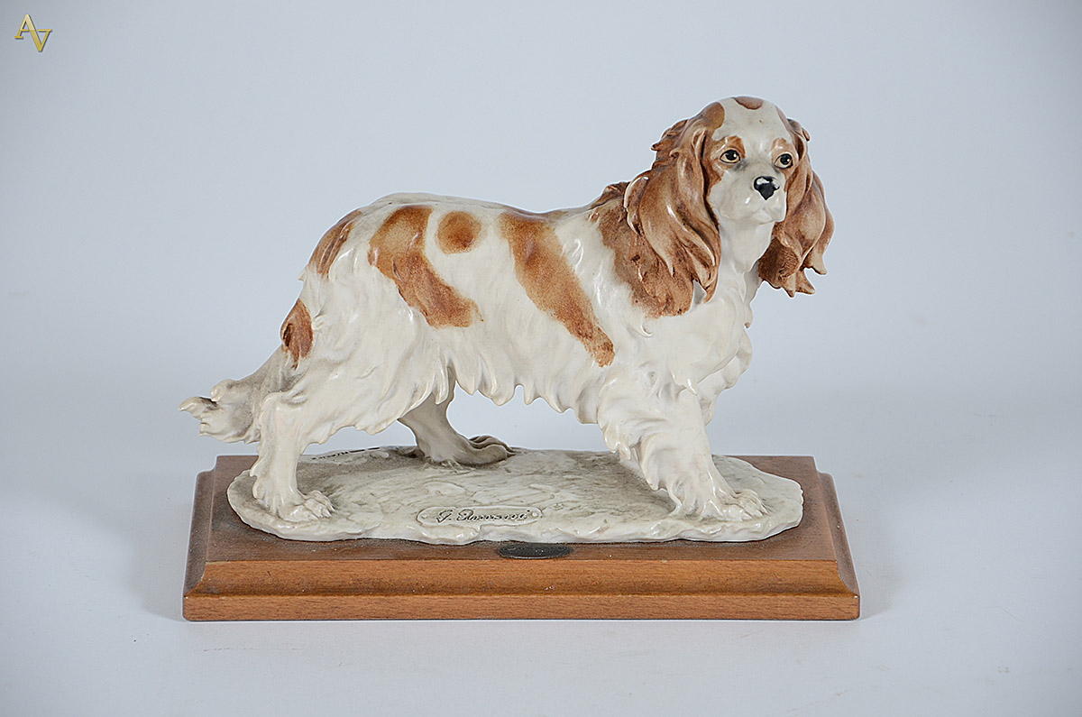 GIUSEPPE ARMANI - Cachorro de resina italiana com base de madeira... - foto 1 de 3