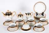 Serviço de chá de porcelana nacional com frisos... - Serviço de chá de porcelana nacional com frisos dourados composto de: 6 xícaras com pires, bule, leiteira, açucareiro e manteigueira. Acompanham...