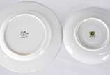 Serviço de chá de porcelana nacional com frisos... - Serviço de chá de porcelana nacional com frisos dourados composto de: 6 xícaras com pires, bule, leiteira, açucareiro e manteigueira. Acompanham...