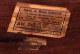 Par de mesinhas laterais de madeira nobre estil... - Par de mesinhas laterais de madeira nobre estilo francês, grades de metal dourado, uma gaveta cada e dois platôs inferiores. Arremates das perna...