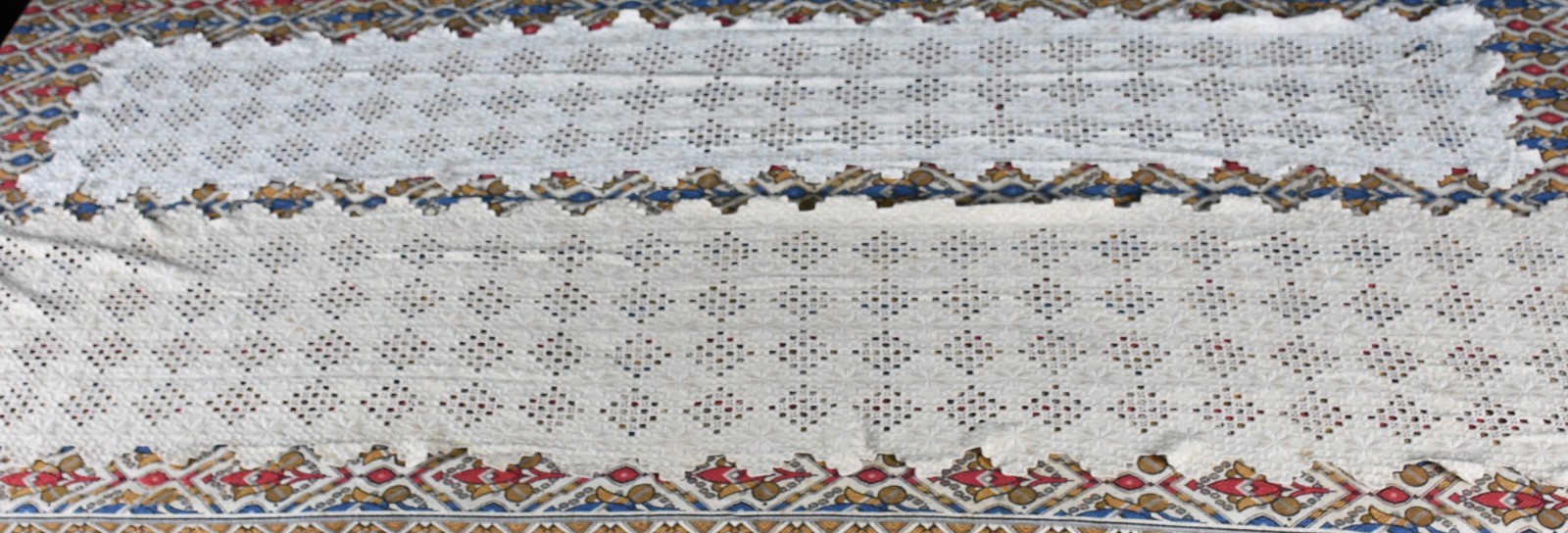 Toalha colorida e 2 caminhos de mesa (com manchas e 1 caminho com... - foto 2 de 3