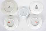 Cinco pratos decorativos de porcelana de divers... - Cinco pratos decorativos de porcelana de diversas decorações, sendo:  2 ingleses, 1 Vista Alegre e 2 fundos franceses.