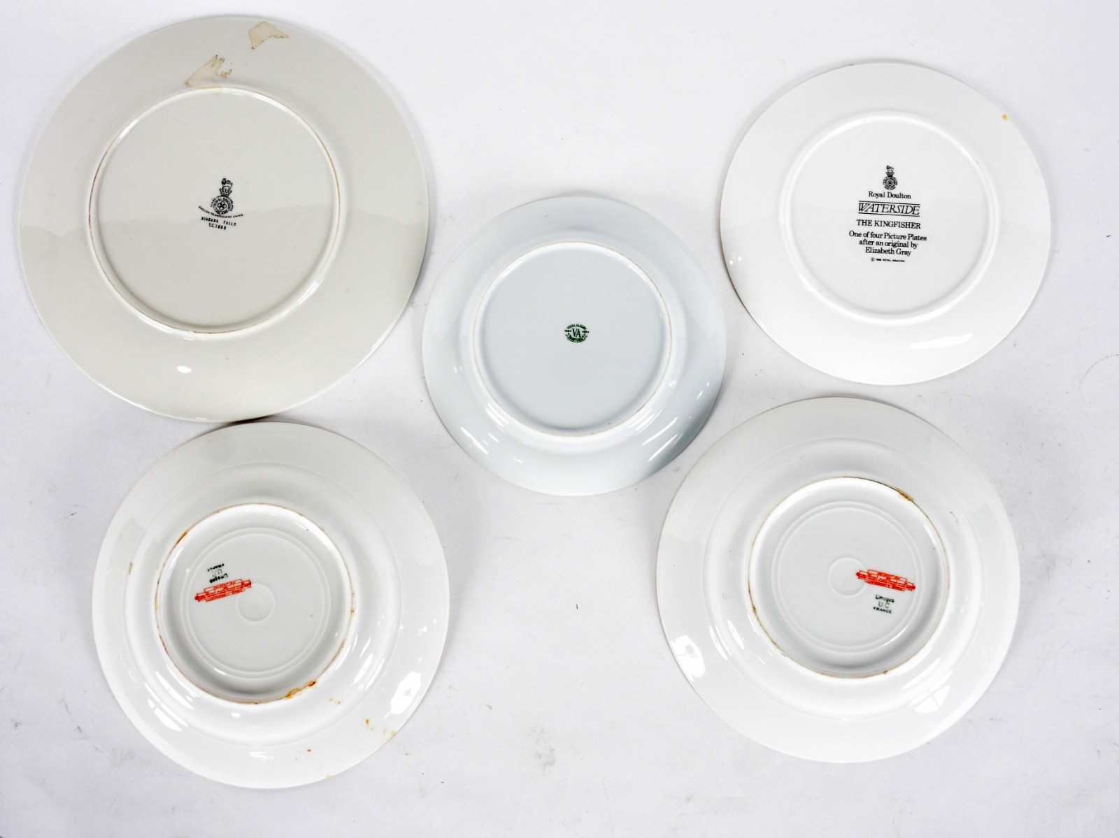 Cinco pratos decorativos de porcelana de diversas decorações, sendo... - foto 2 de 7
